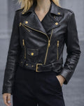 Giacca biker nera effetto pelle con dettagli oro