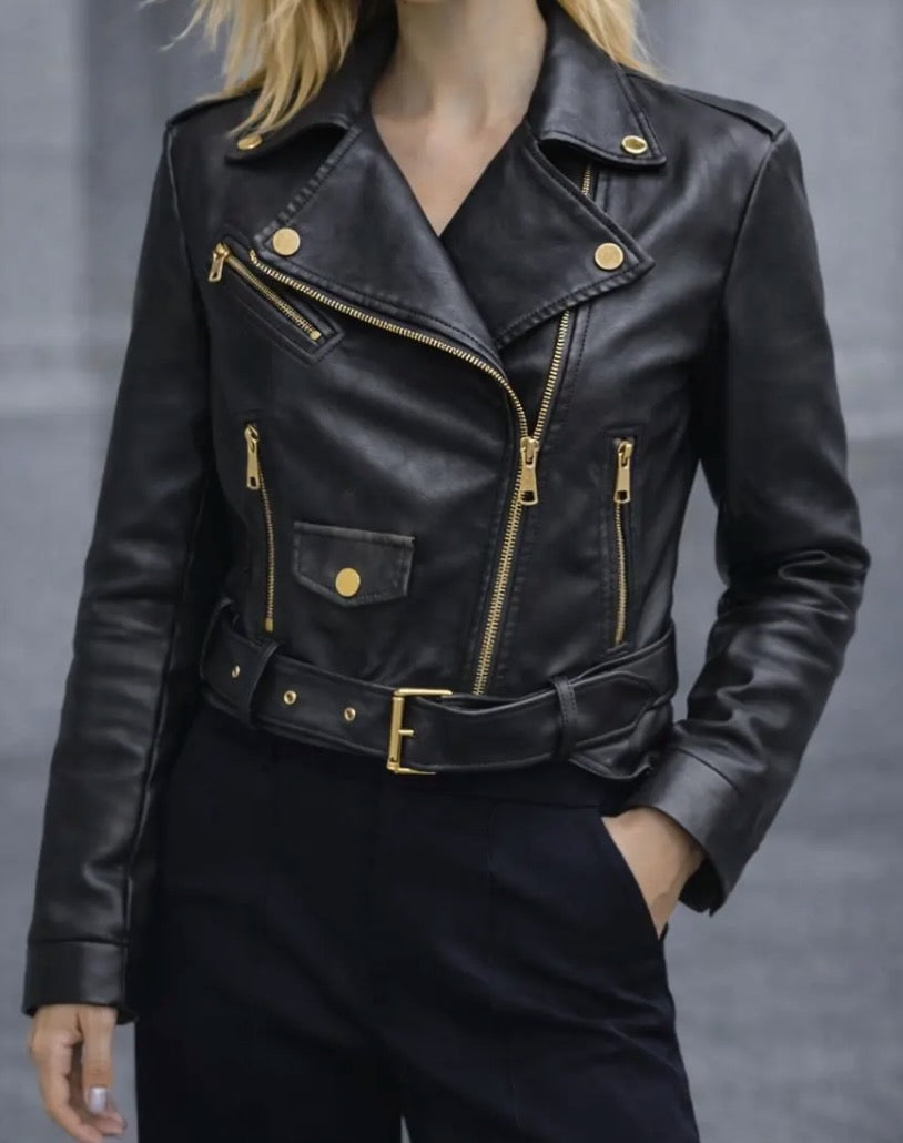 Giacca biker nera effetto pelle con dettagli oro