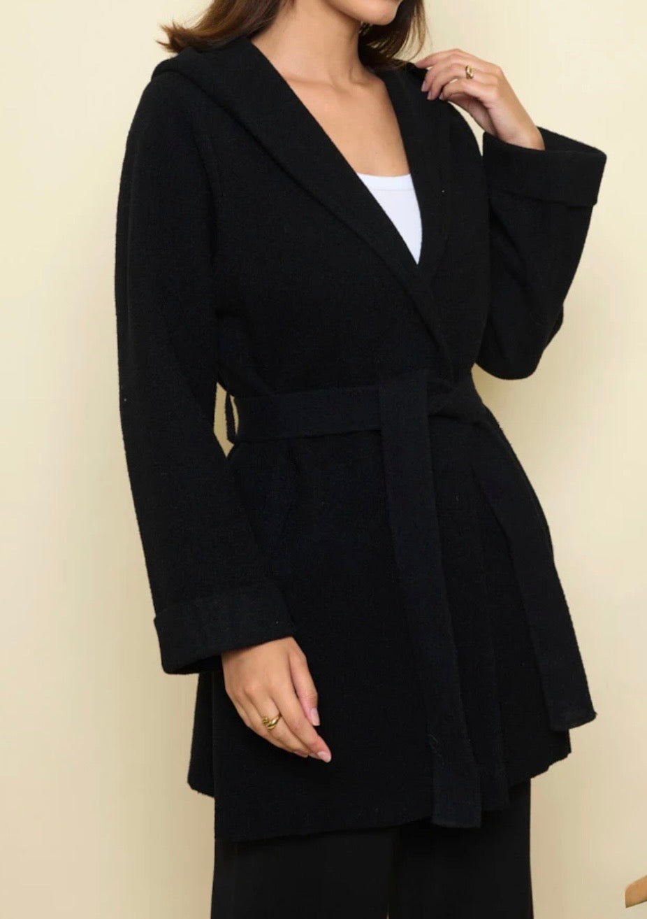 Cappotto corto con cintura e cappuccio