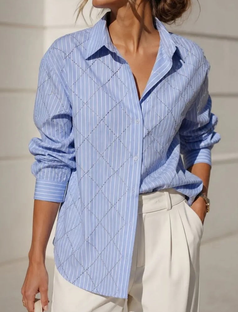 Camicia azzurra rigata con dettagli in strass a rombi