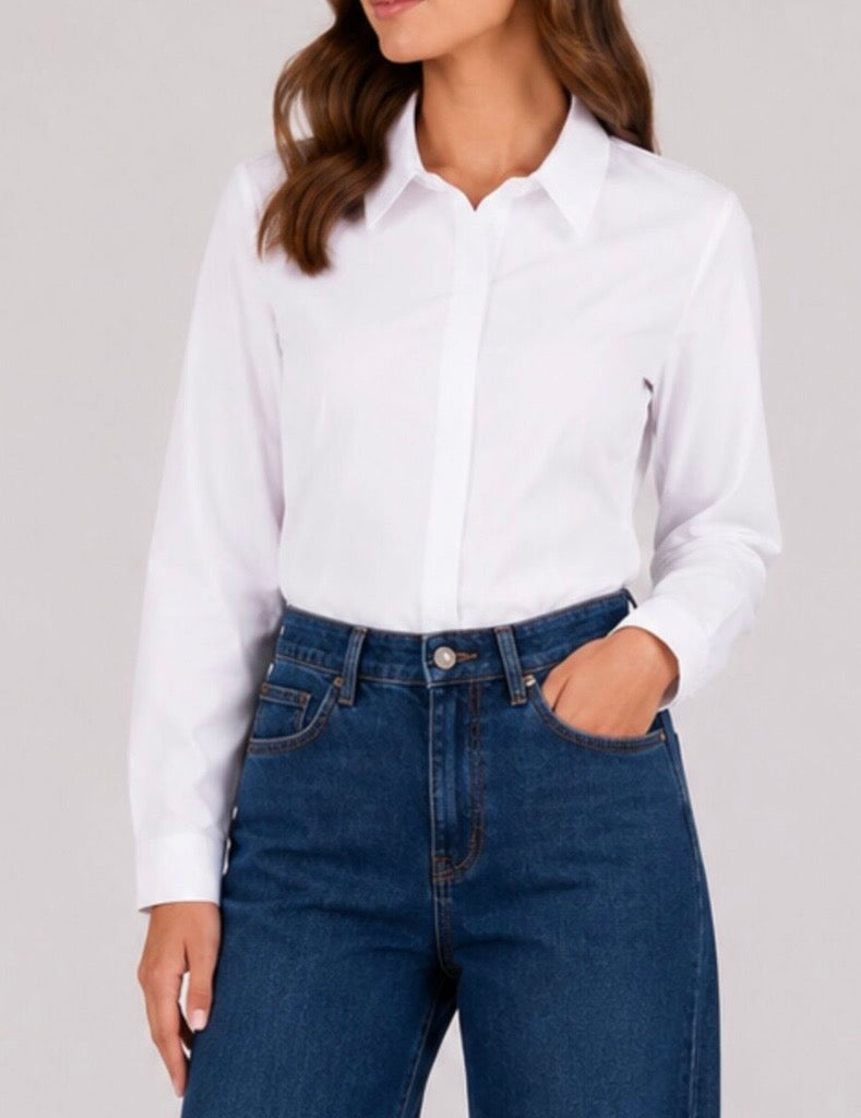 Camicia slim fit con bottoni nascosti