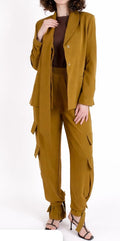Complet senape con blazer e pantalone cargo
