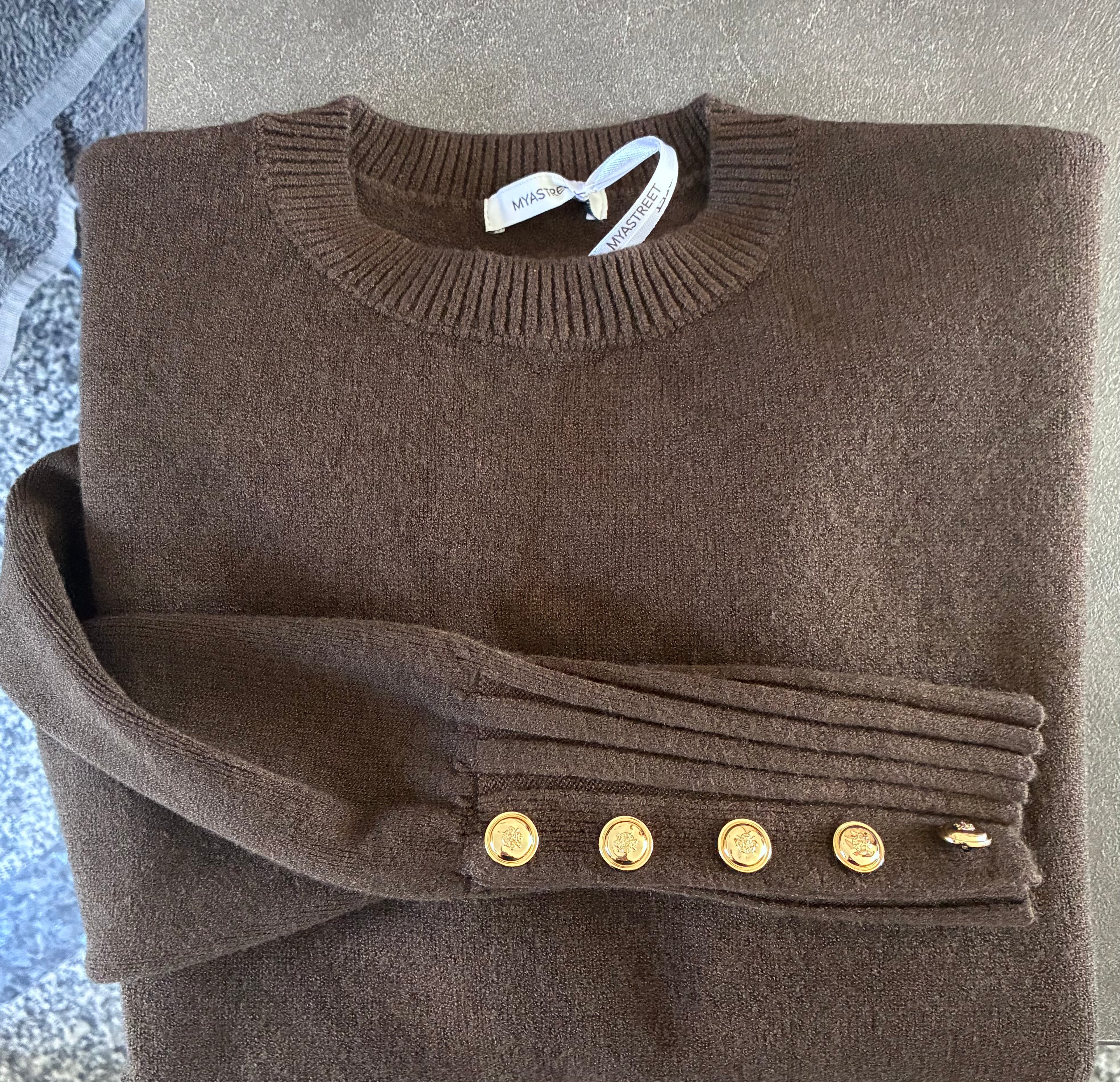 Maglione panna con bottoni ai polsini