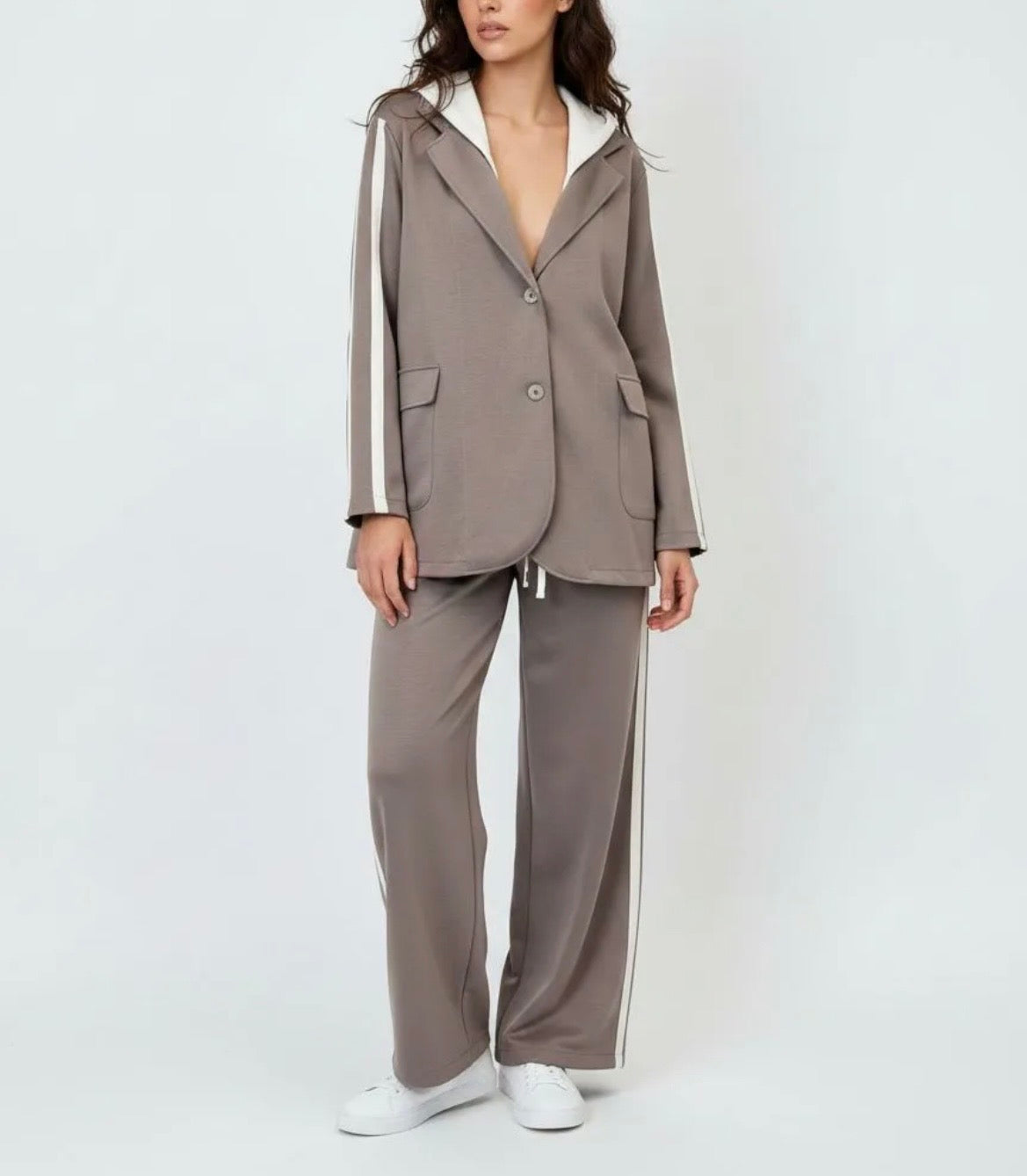 Completo blazer con cappuccio e pantalone palazzo