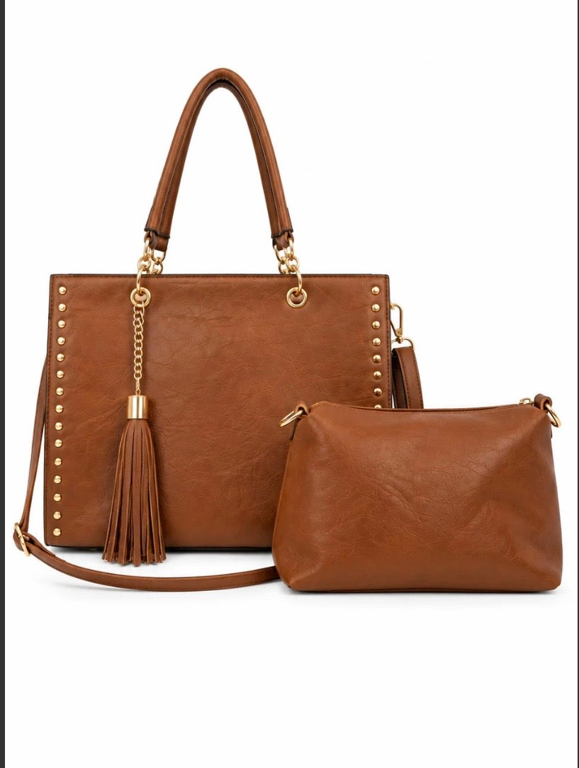 Borsa shopper con borchie e pochette.