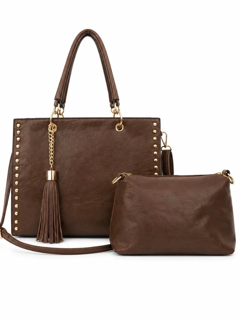 Borsa shopper con borchie e pochette.