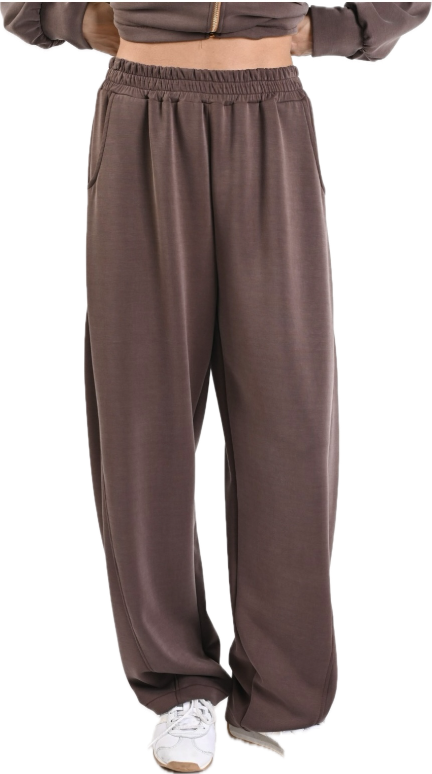 Pantalone ampio marrone moka in tessuto morbido effetto tuta